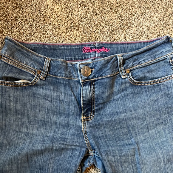Wrangler mid rise bootcut Booty up - Picture 2 of 5